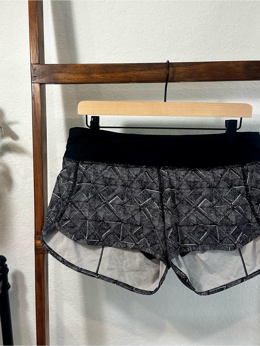 Lululemon Speed Shorts Black White Geometric Print Lined Size 6
